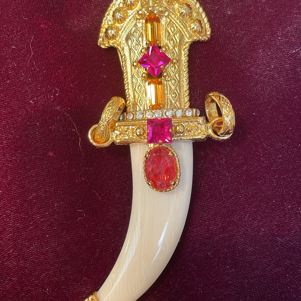 GIANFRANCO FERRE — GOLD AND GEM BROOCH - Picture 7 of 16